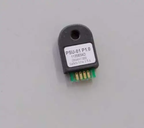Schwarze Platine mit fünf Anschluss-Pins, beschriftet mit "PSU-01 P1.0", zeigt Markenlogo von Remeha und Parameterinformationen für eine Storage Unit.